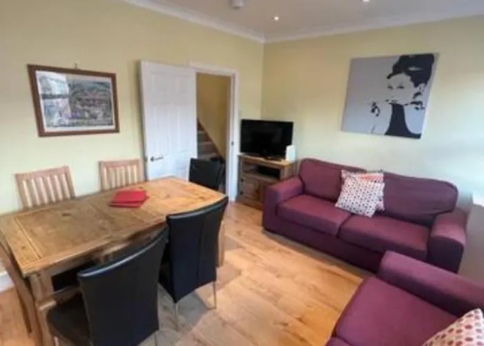 4 Bedroom Apt - 5 Mins To Tube