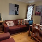 4 Bedroom Apt - 5 Mins To Tube