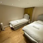 4 Bedroom Apt - 5 Mins To Tube
