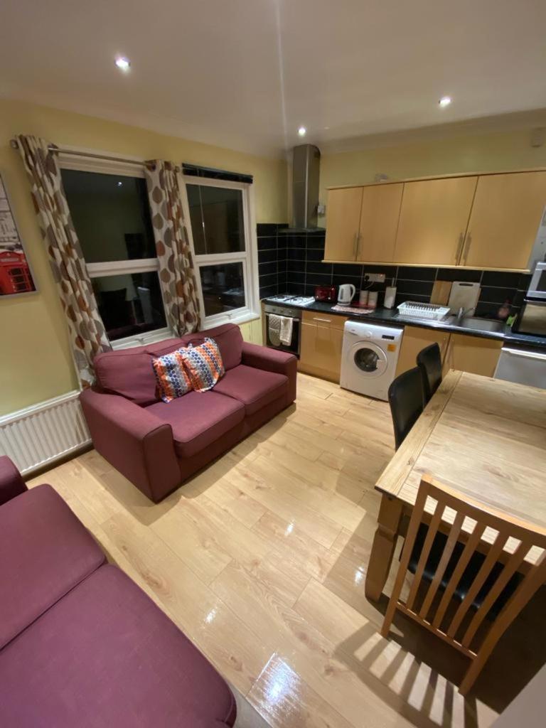 Appartamento 4 Bedroom - 5 Mins To Tube Londra